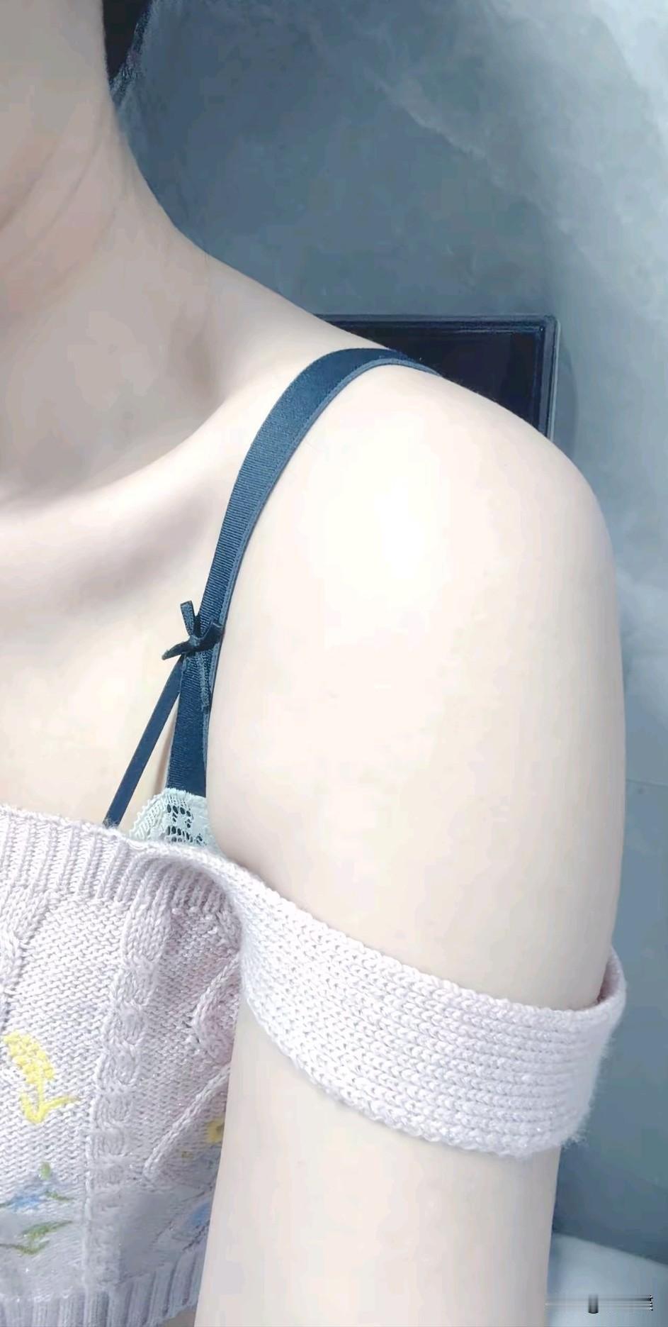 正常穿搭，无不良引导！姐妹们那件好看，男士吴评谢谢[笑着哭]