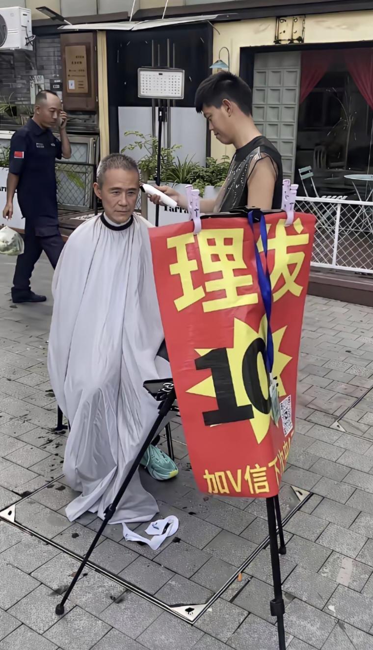 王石理十元的头发，刘强东也吃路边摊，这是亲民，还是消费降级了？