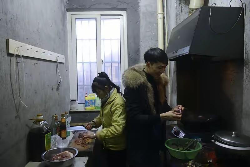 重庆一对从高中走到婚姻的夫妻，女方早年婚内出轨主动坦白，丈夫卑微下跪挽留，多年后丈夫心结爆发复刻错误