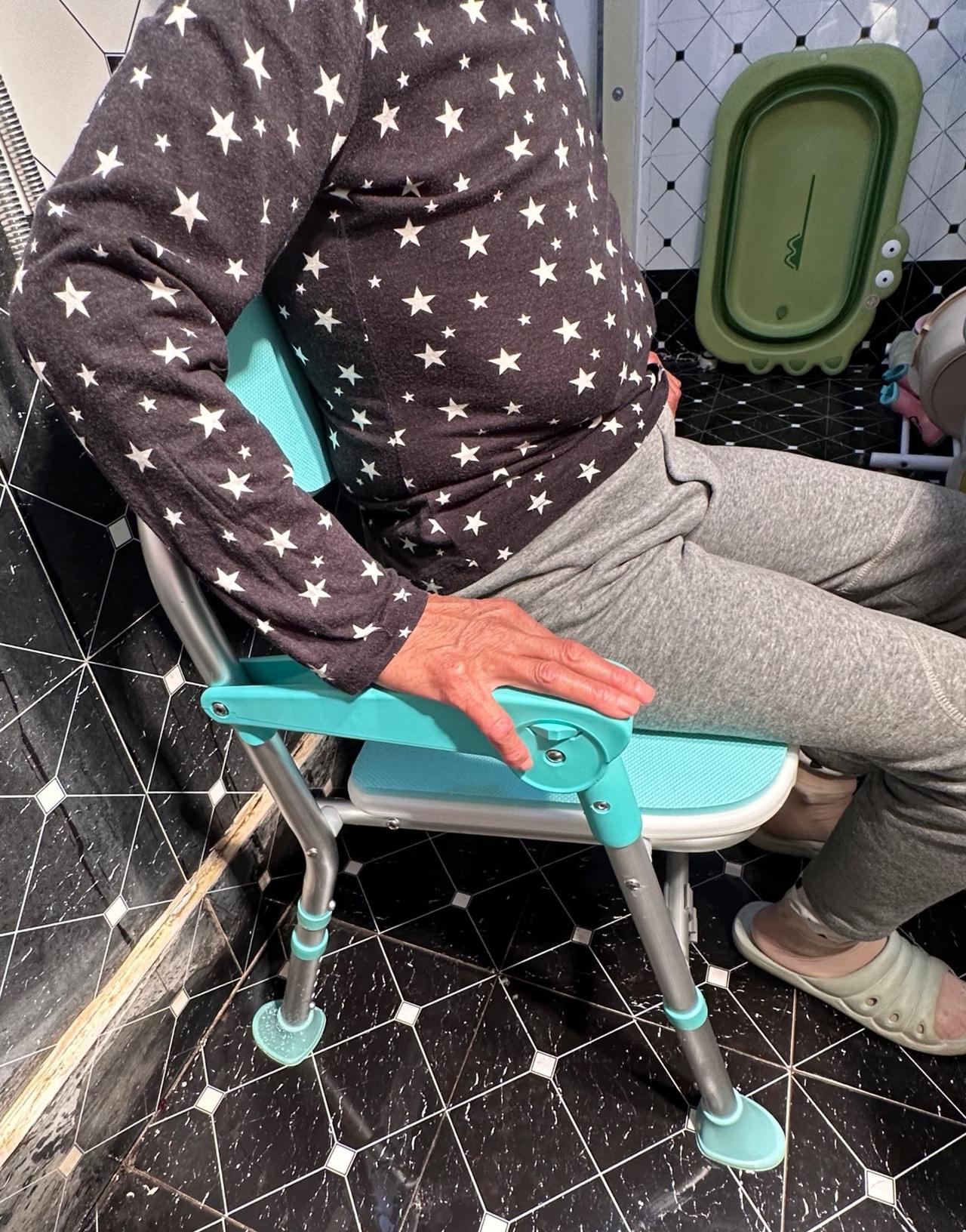 闻到公公身上有股老人味儿。我让对象去问说是半个月前刚洗过澡。我后来的做法让我对象