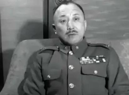 1949年除夕凌晨，被蒋介石幽禁已久的卫立煌，趁着看守特务松懈回家过年的空当，登