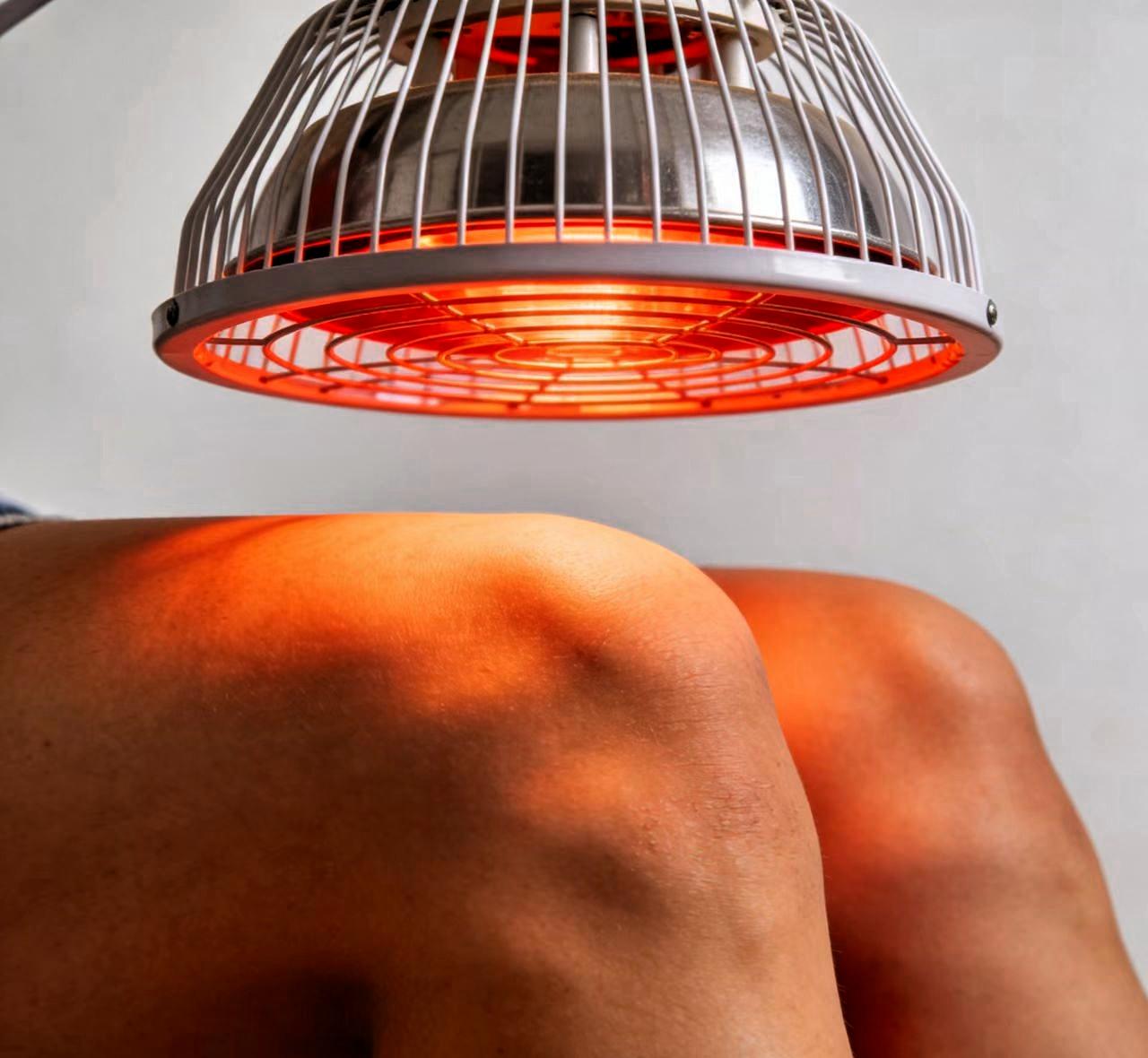 医生让我烤一年膝盖。你没听错，就是拿个电磁波烤灯，对着膝盖，每天一小时，坚持一