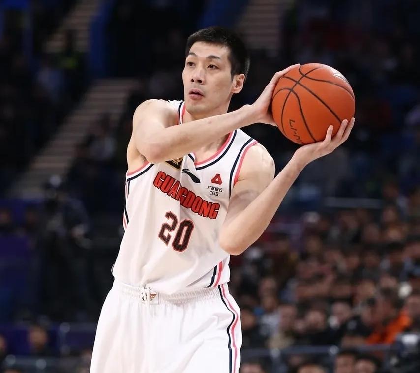 换个身份回归！任骏飞现身宏远训练馆，传帮带年轻内线广东宏远训练馆，近日出现