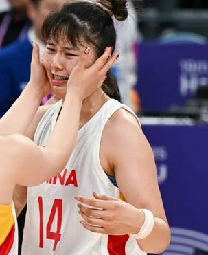 中国女篮球员李月汝WNBA常规赛赛季报销。据媒体人我们爱女篮透露，李月汝在之前膝