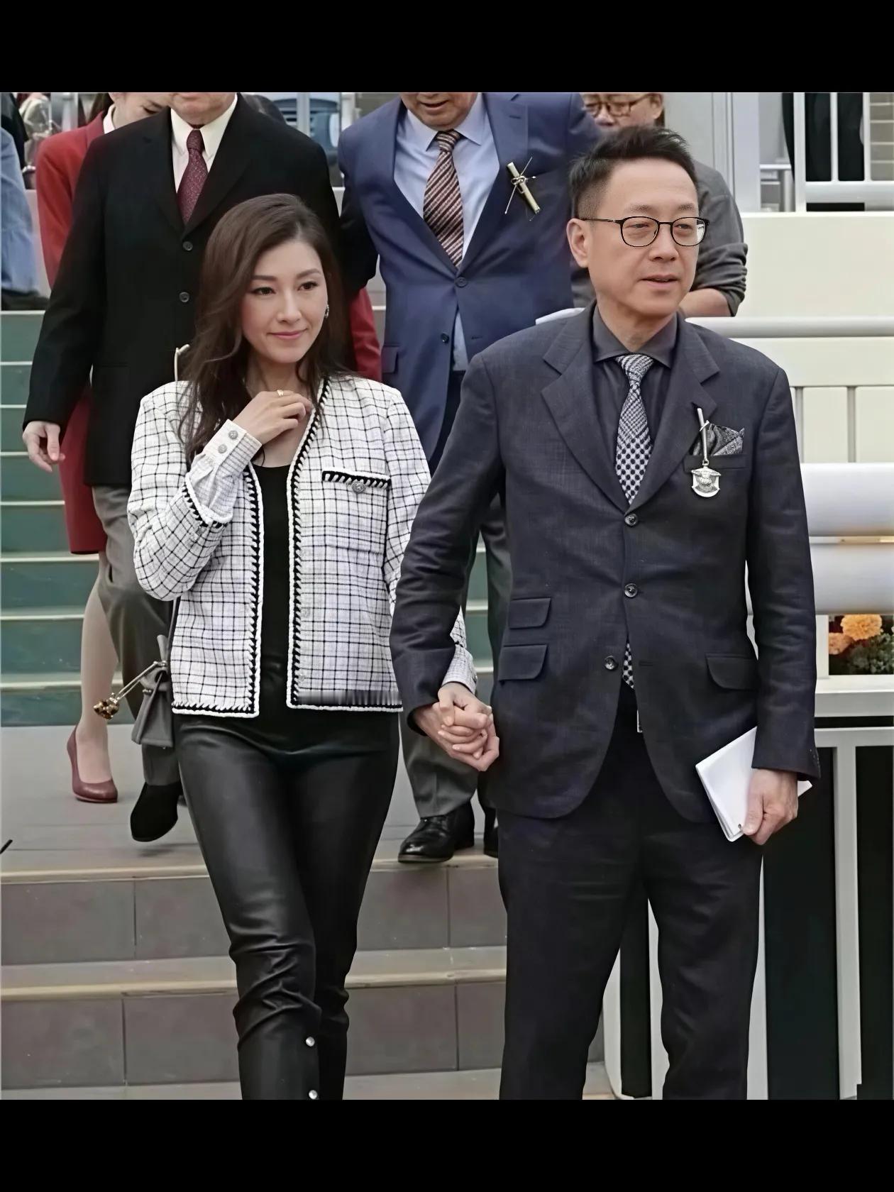 刷到二人街拍，街头十指紧扣，氛围感十足。当年李嘉欣嫁入豪门，不少人等着看结果，