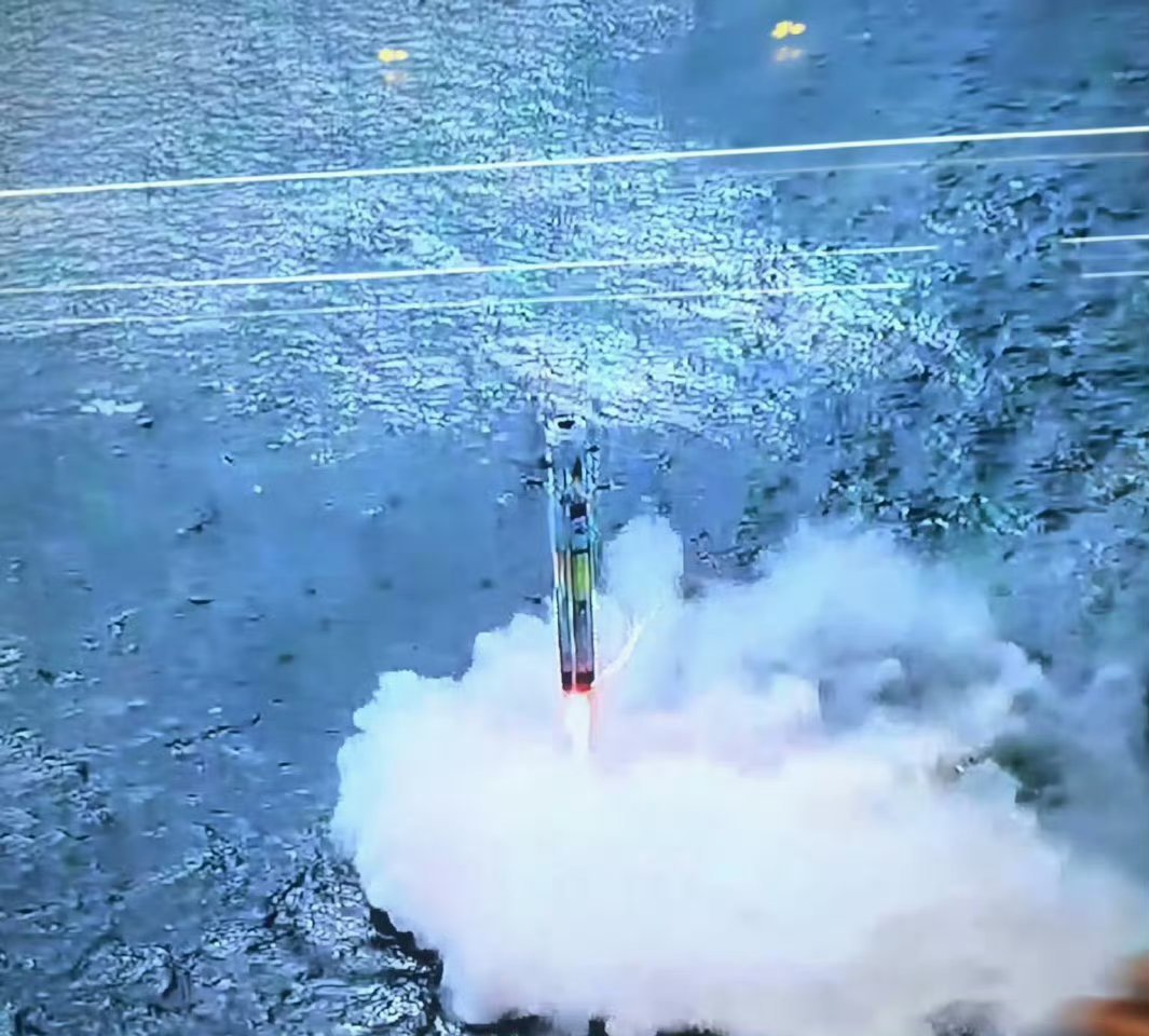 热烈祝贺长十低空演示验证飞行试验成功长征十号运载火箭系统低空演示验证与梦舟载