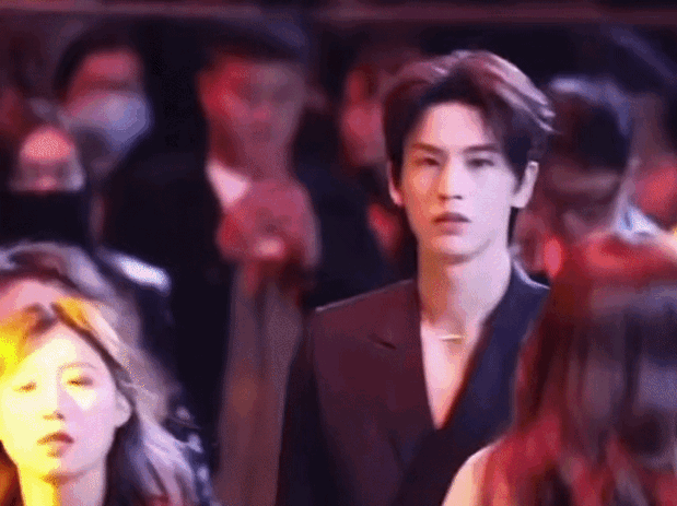 张凌赫偷瞄白鹿这件事你们怎么看⁉️😂我怎么觉得两人是互瞄🤭😱看视频，有