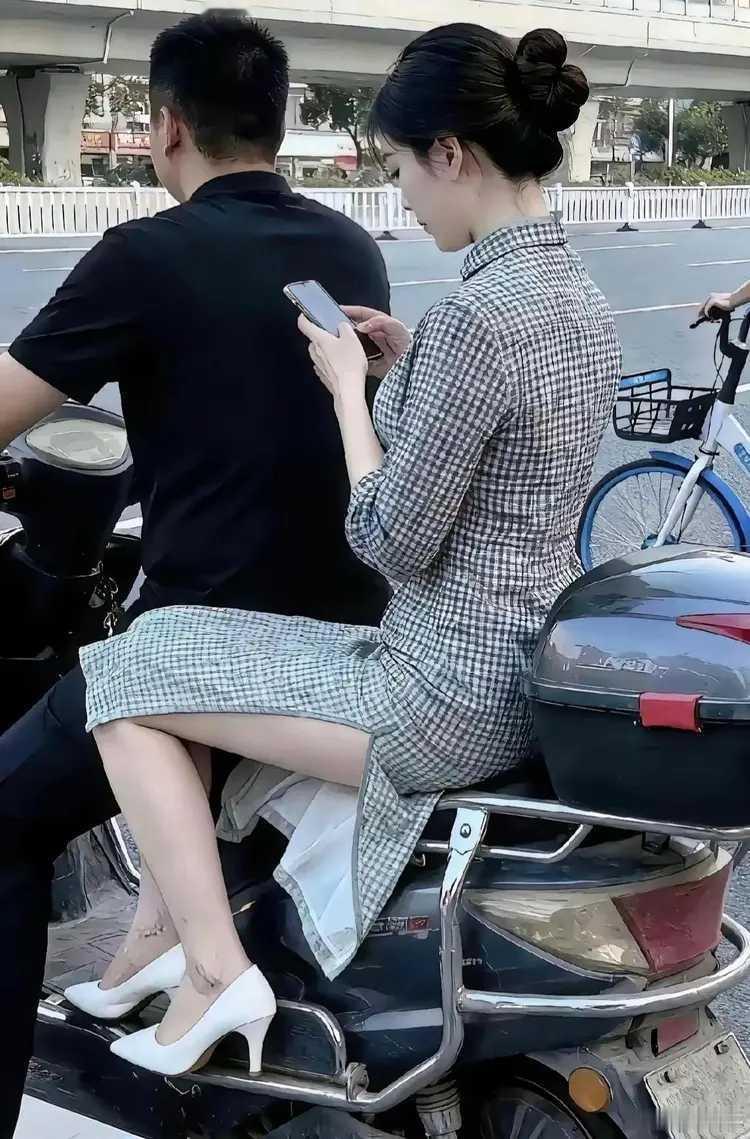 不要以为宝马才有佳人，开电动车的也能抱得美人归。坐宝马的美女未必就真笑，坐电动