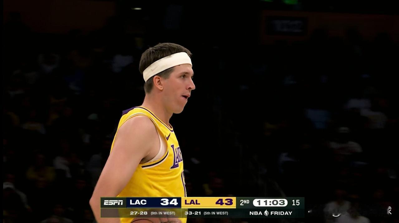 湖人超级后卫里弗斯真是大放异彩！在今天湖人主场以125：122力克快船的比赛中，