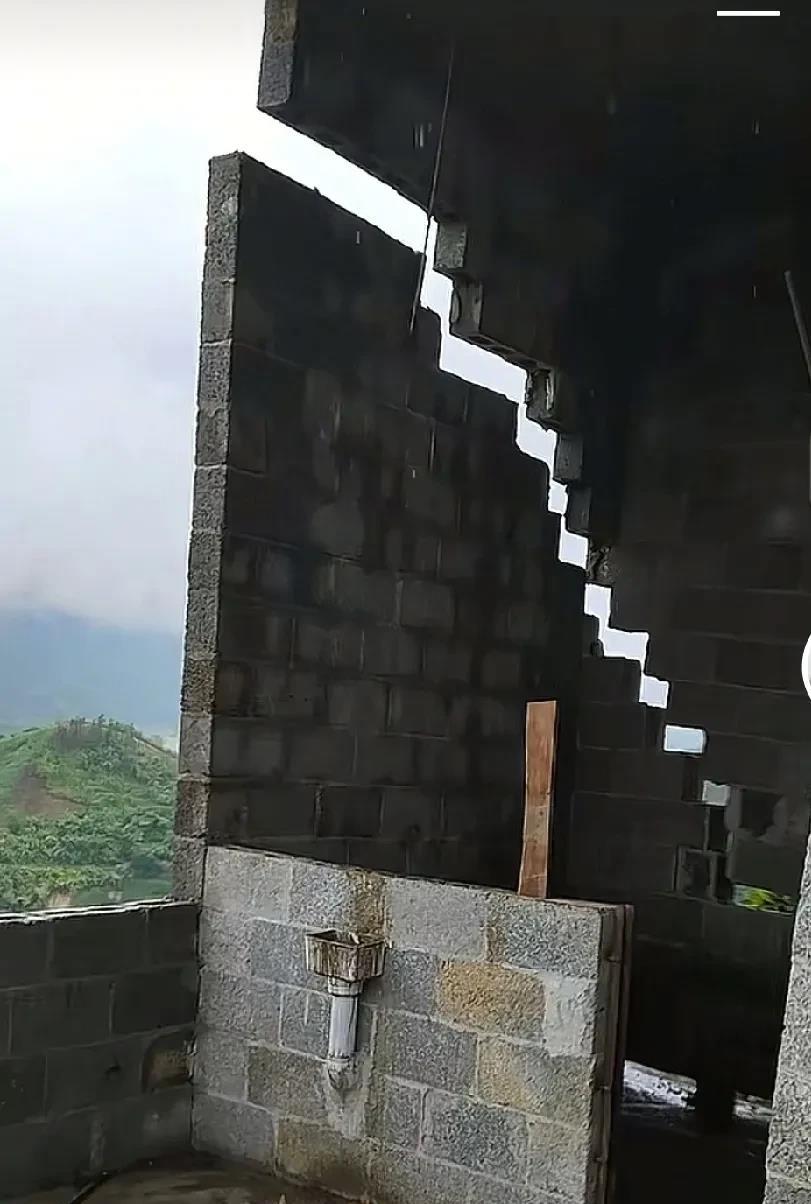 大暴雨就是可怕，住不了了，只能哭了