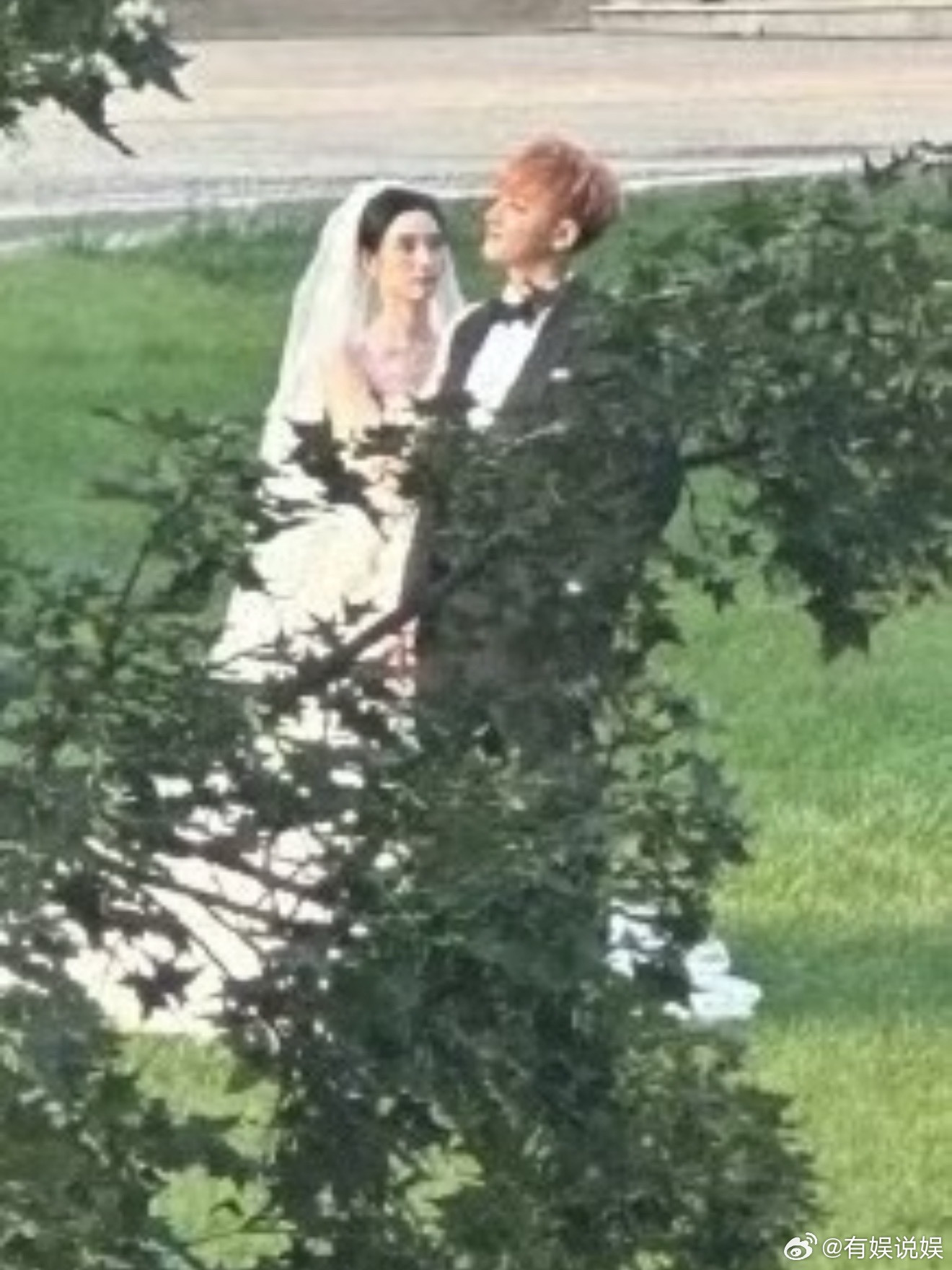 黄子韬徐艺洋拍婚纱照了好像一只高傲的火鸡！[笑着哭]​​​