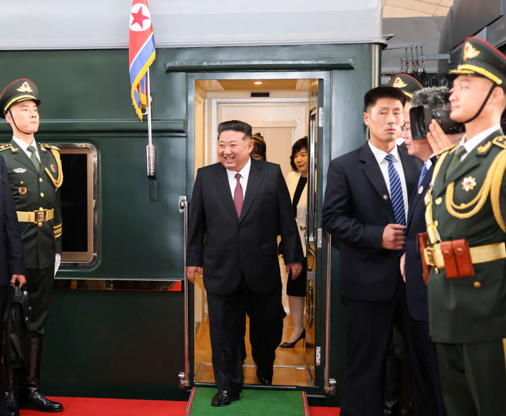 【朝鲜劳动党总书记、国务委员长#金正恩抵达北京#】9月2日，来华出席纪念中国人民
