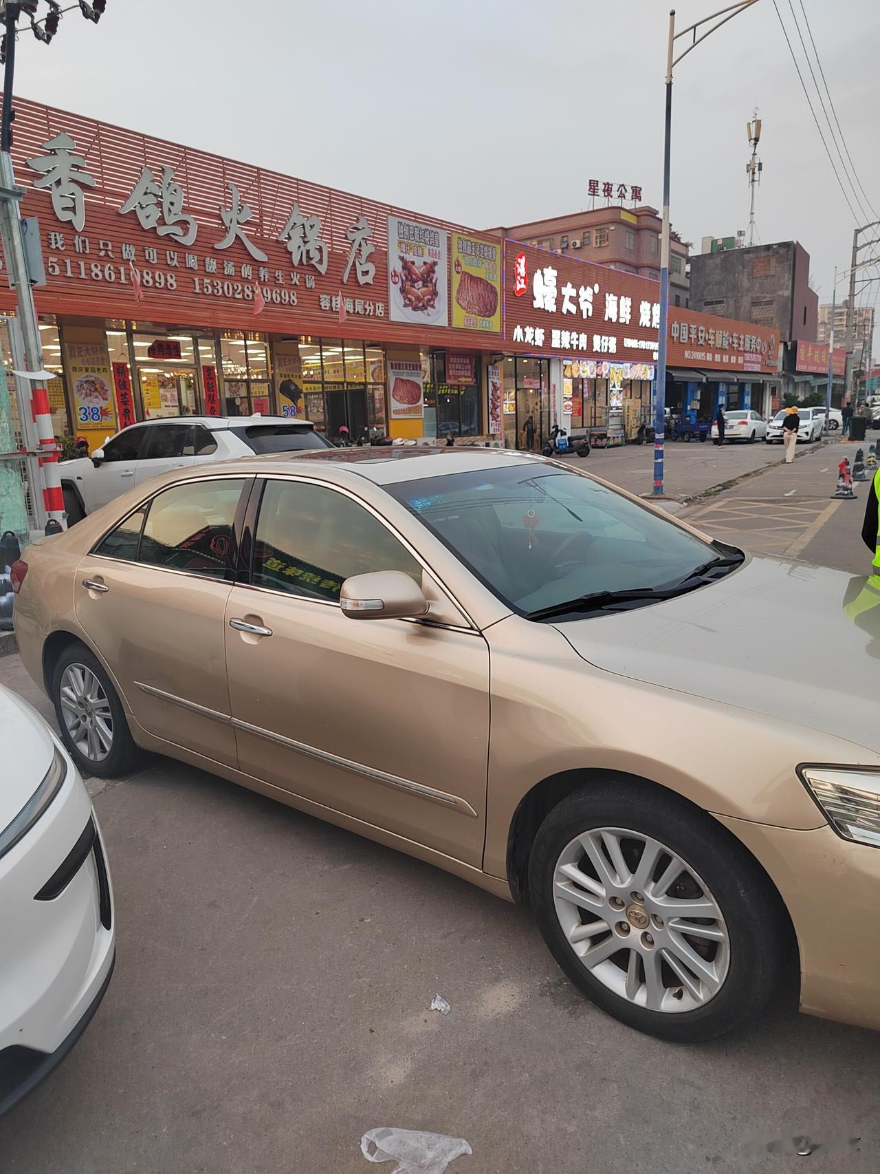 顺德美食，还是路边档更亲民，太阳没下山，食客的车就把路边停满了。顺德美食的标