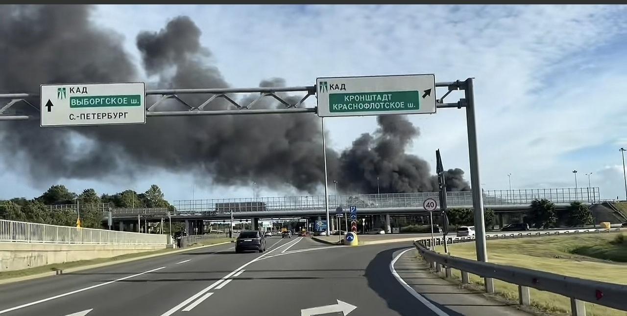 俄罗斯的圣彼得堡一油库又遭“烟头”了！俄罗斯的防空系统技术有待加强，这不，乌克