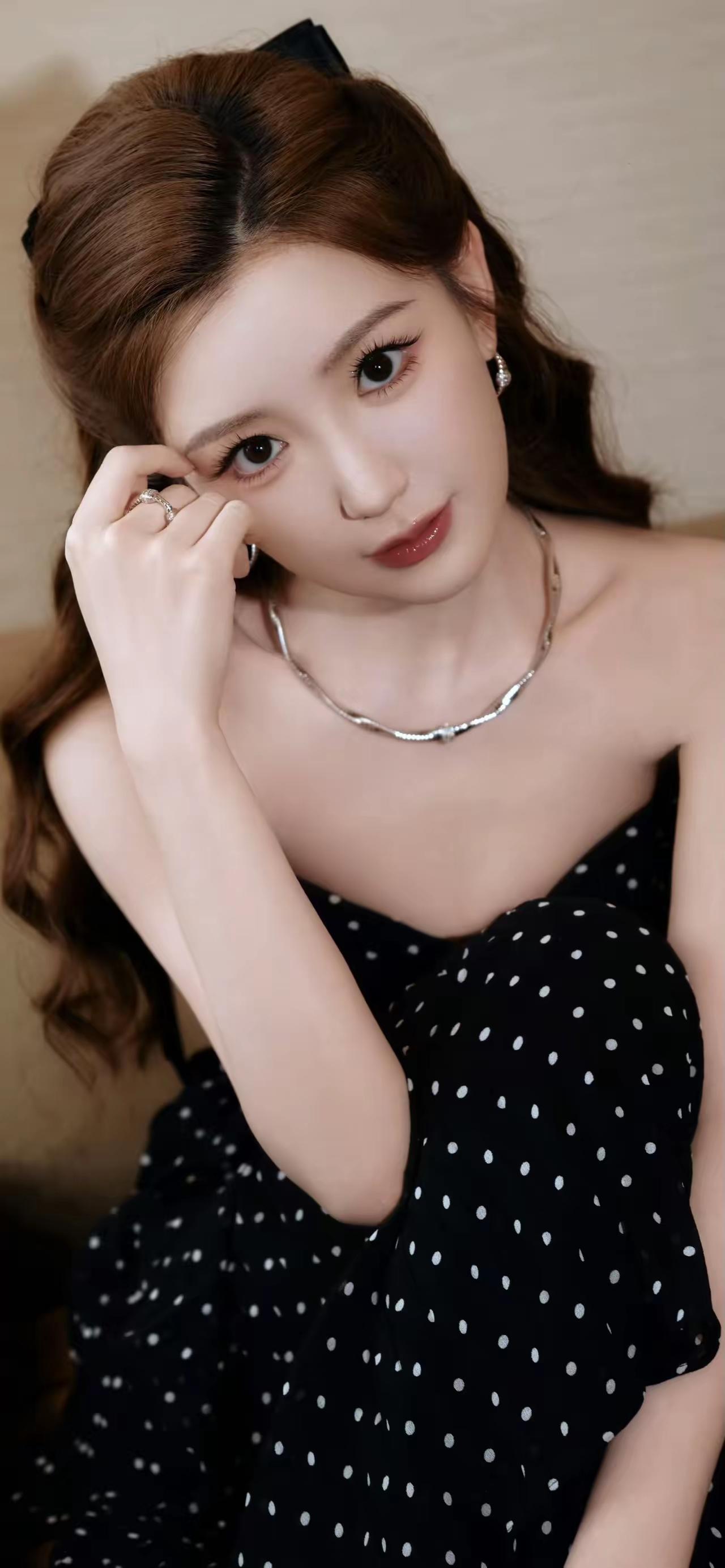 美女壁纸～毛晓彤，复古波点裙缀着珍珠钻饰，柔卷长发别着黑缎蝴蝶结，银饰项链衬出精