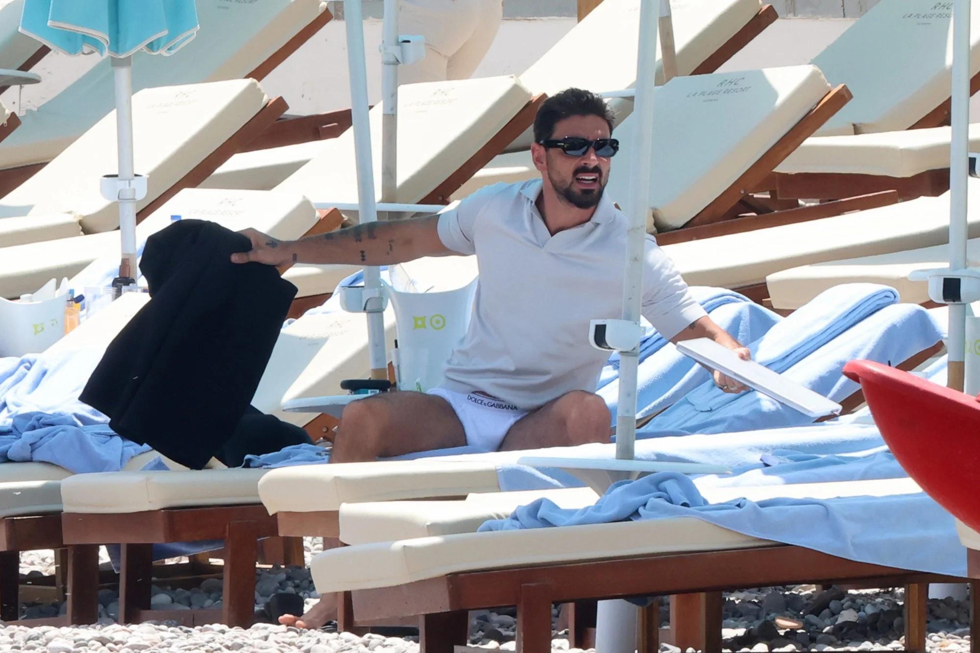HOTHOT！米凯莱莫罗尼性感度假新照来咯！！很Daddy了！[爱心][