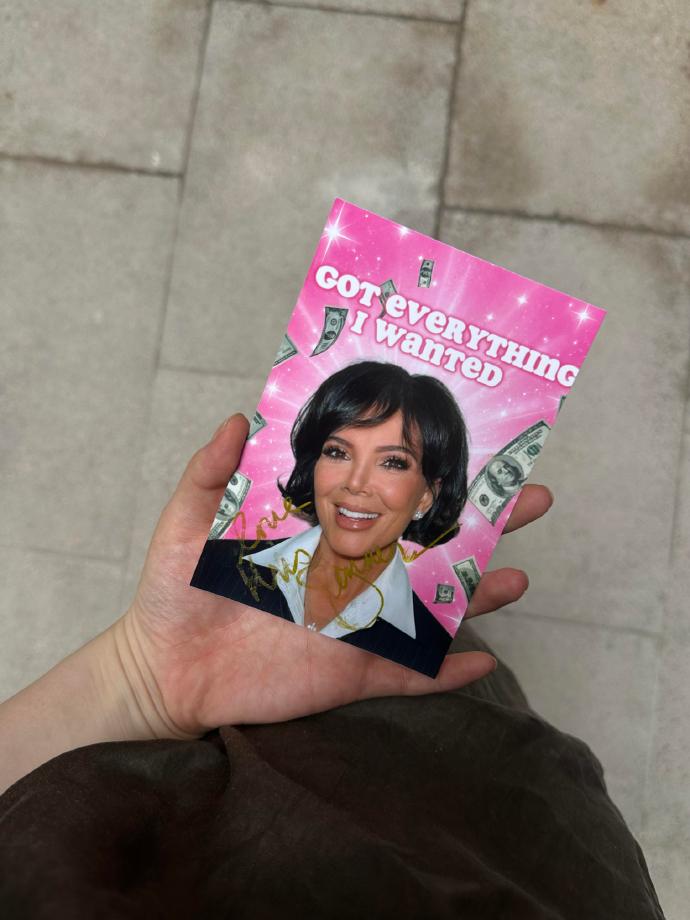 金卡戴珊家族上海行程再添趣味名场面！一行人被拍到打卡上海“一坐一忘·云南菜”，品尝特色滇味美食。有趣