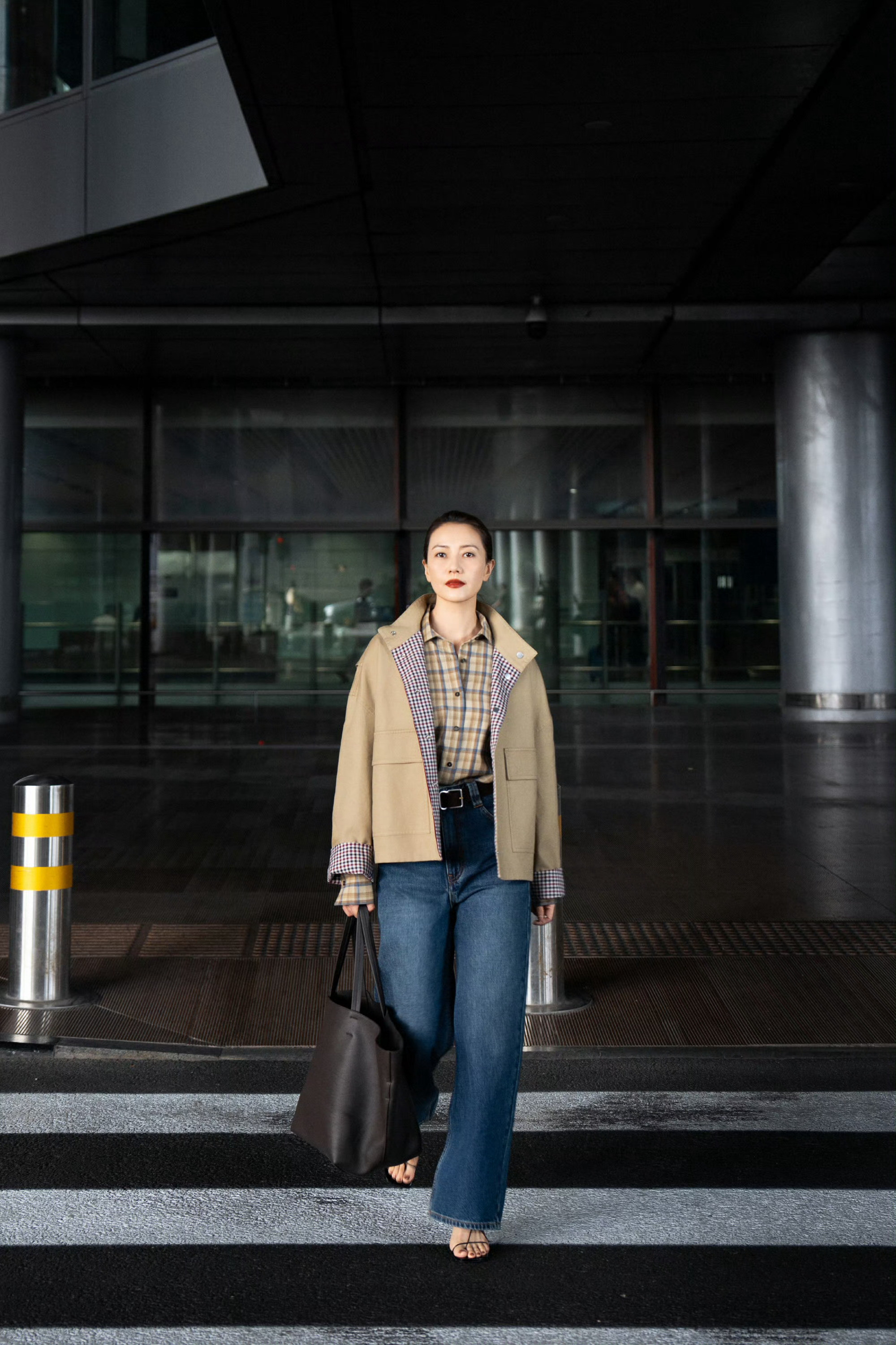 高圆圆机场早秋穿搭这衣服穿的。。。怎么把高圆圆变矮了​​​