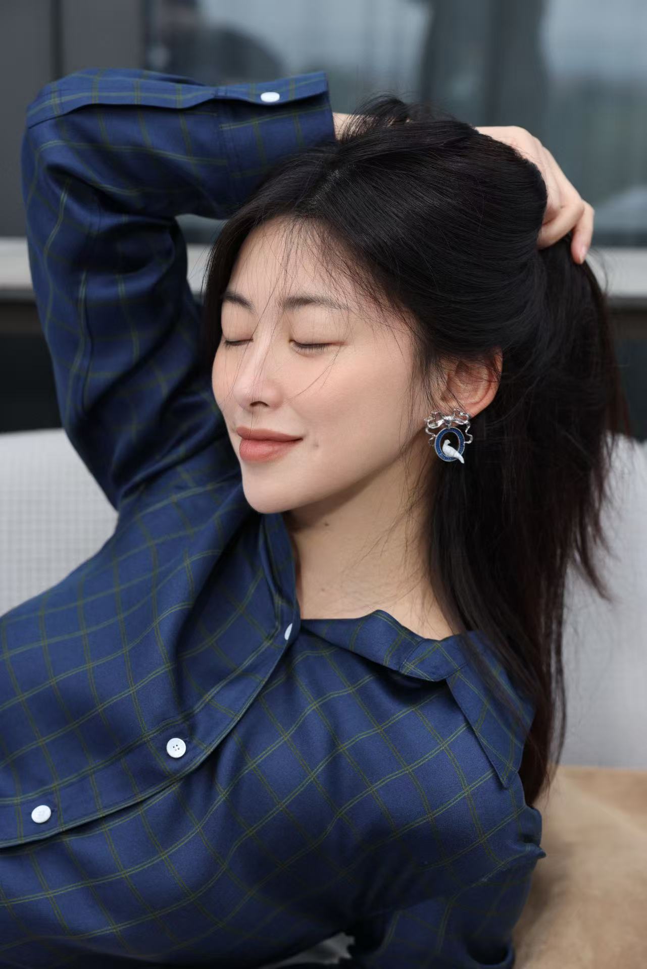 【朱珠这和20年前有什么区别】太喜欢身上的活人感了哈哈哈哈哈，最新的近照状态随性