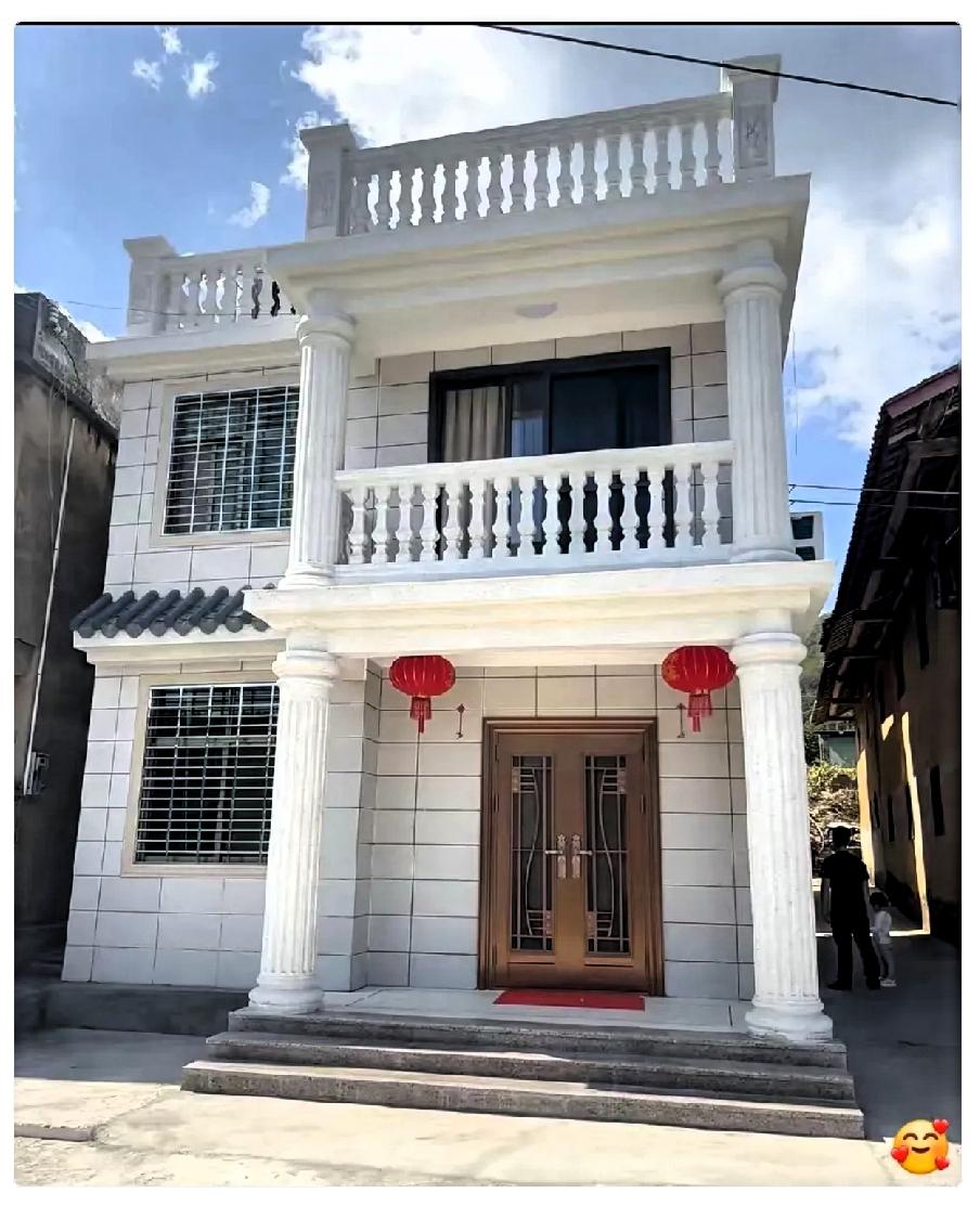 昨天回老家过中秋，饭桌上听我妈随口说了句：隔壁那栋两层小楼要卖，装修都是现成的，