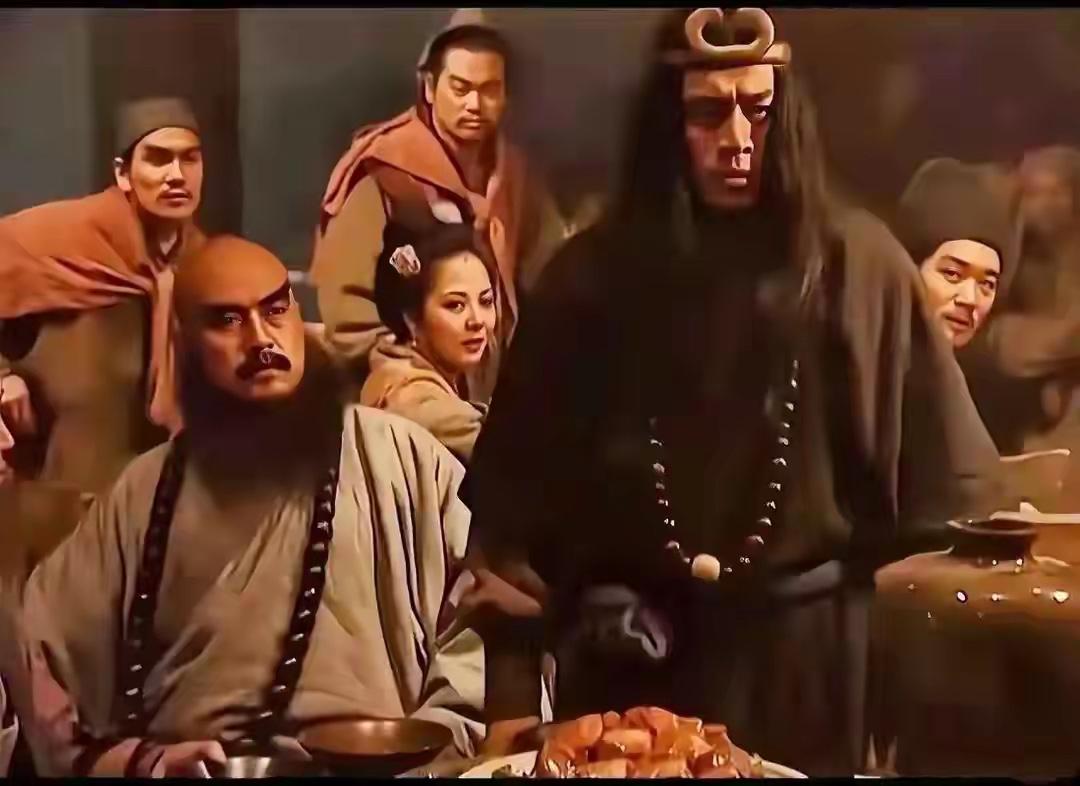 武松为什么敢拍桌子，质问宋江，反对招安?武松的牛逼，不是打虎，是清醒。你