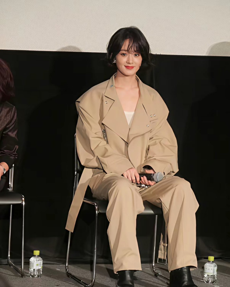 赵丽颖坐姿，第一次见女明星坐姿不是并拢双腿or跷二郎腿，看她叉着腿坐好爽😂