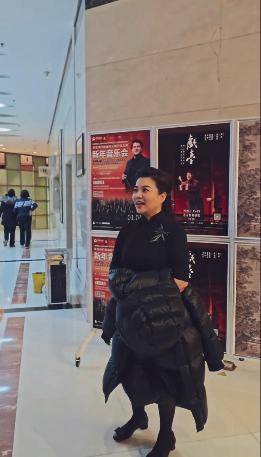 歌唱家张也现身保利剧院？这反差也太大了！在保利剧院，张也老师亲自拉着网友合影
