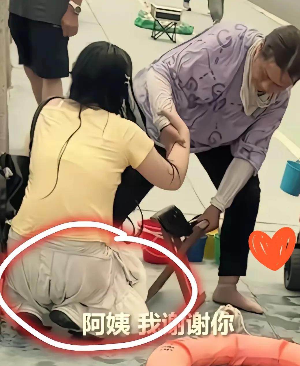 青岛女大学生被救上岸之后！那姑娘刚从水里捞上来，缓过神来，没拜天地，没哭喊，也