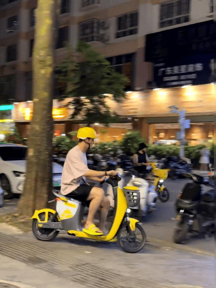 想起前两天有人给我留言的：没有路透可以看的日子，黄景瑜就每天出去吃夜宵，主打一个