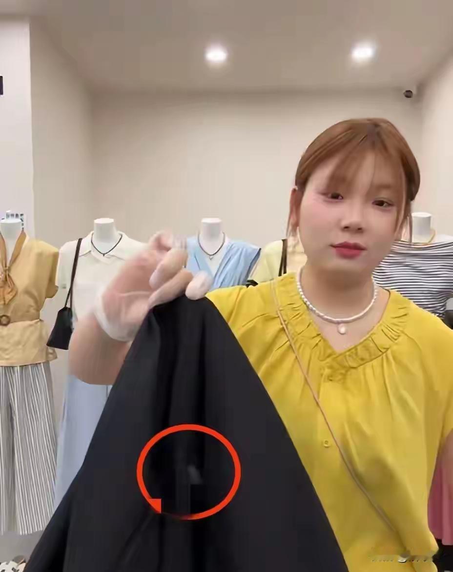 河南周口一名女顾客在试穿黑色裤子时，因没有穿内裤，导致裆部残留了大片白色分泌物。