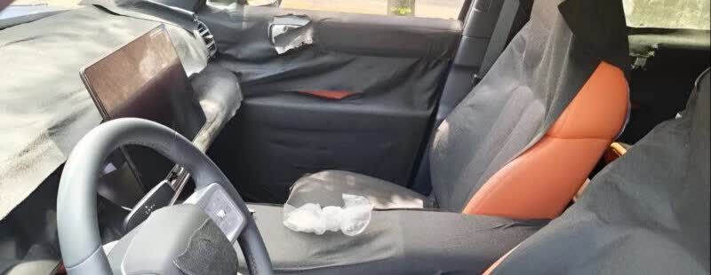 几张的内饰伪装照，大五座的设计还是比较注重空间感受的，从C柱后方有小窗的设计推测