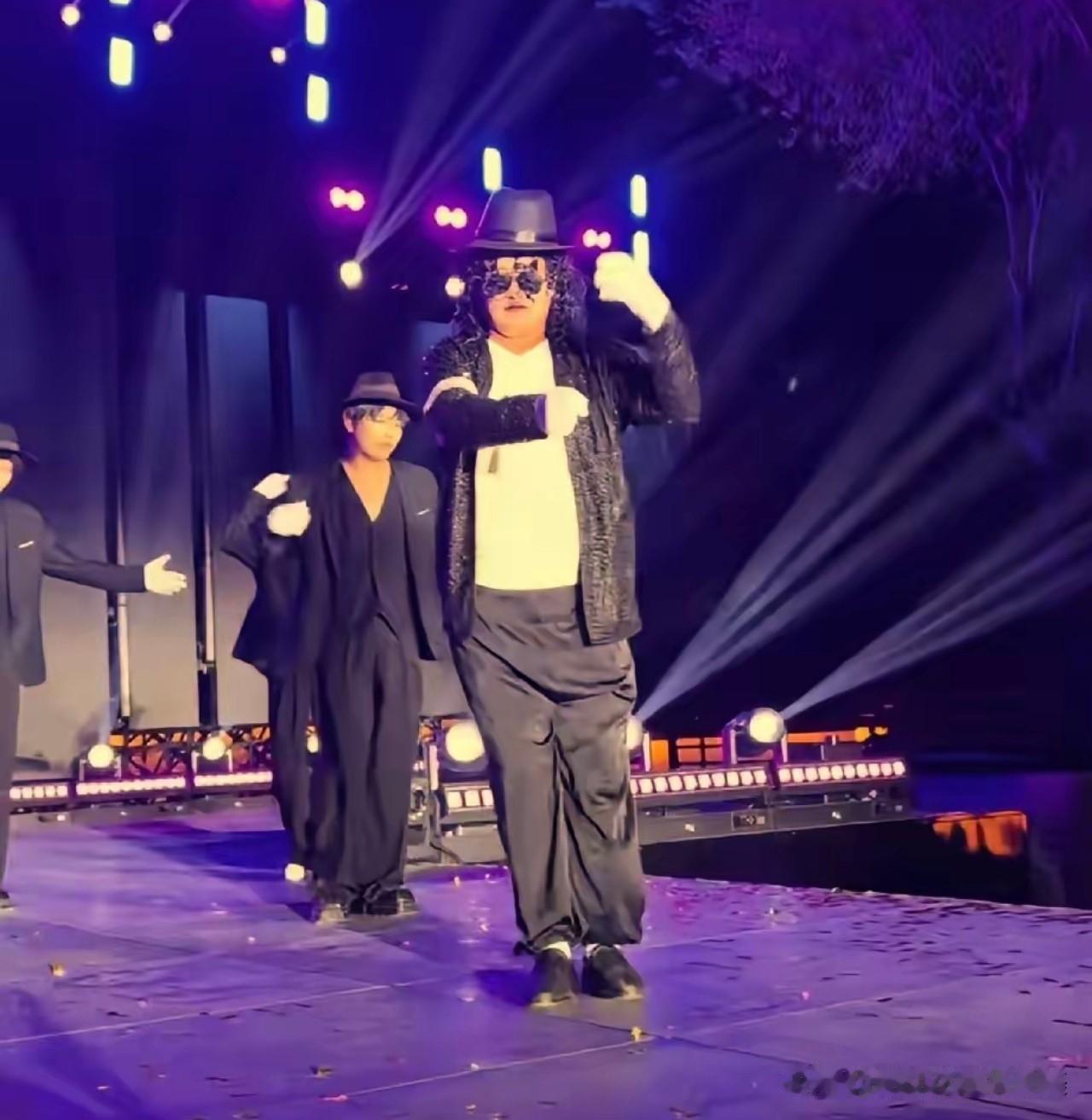 朱之文在烟台这段表演，真是让人越看越上头。亮片夹克、卷发头套，57岁的人