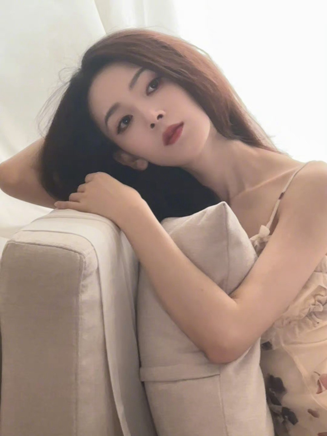 陈瑶就这样萌萌地秀肌肉这组穿搭，瑶妹子好温柔呀。陈瑶