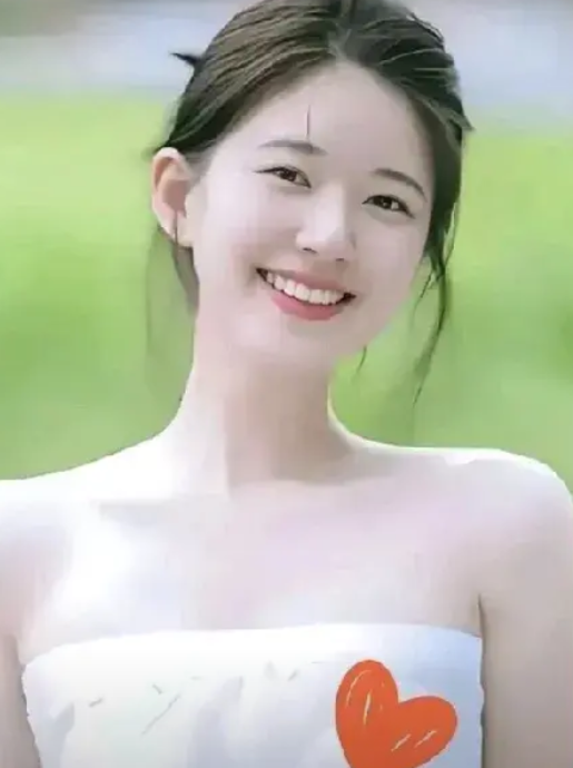 这个圈子里的潜规则太多了！赵露思直接坦言，她说陪睡、陪玩这些还只是最低起步条件，