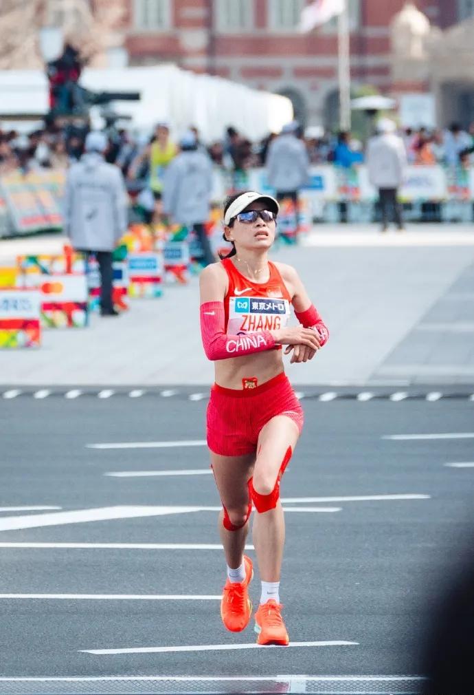 世界田联更新马拉松最新排名，中国女子百强榜单出炉。排名选取18个月里两场优质赛