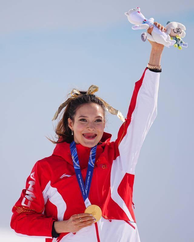 解说哭了！谷爱凌夺金瞬间央视解说哽咽，被骂不专业，专家一句话打脸！都别划走