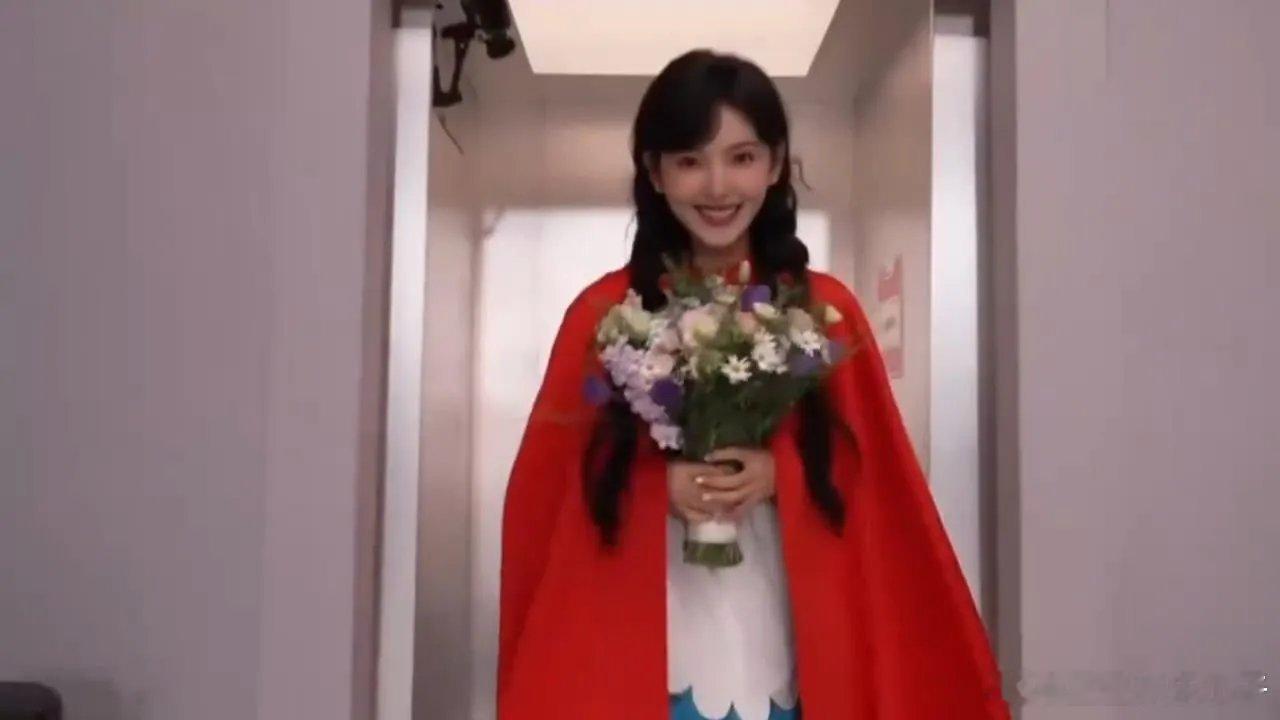 孟子义、章若楠都差点被绊倒，芒果这个门槛设计有大问题！好六红毯，孟子义、章若楠都