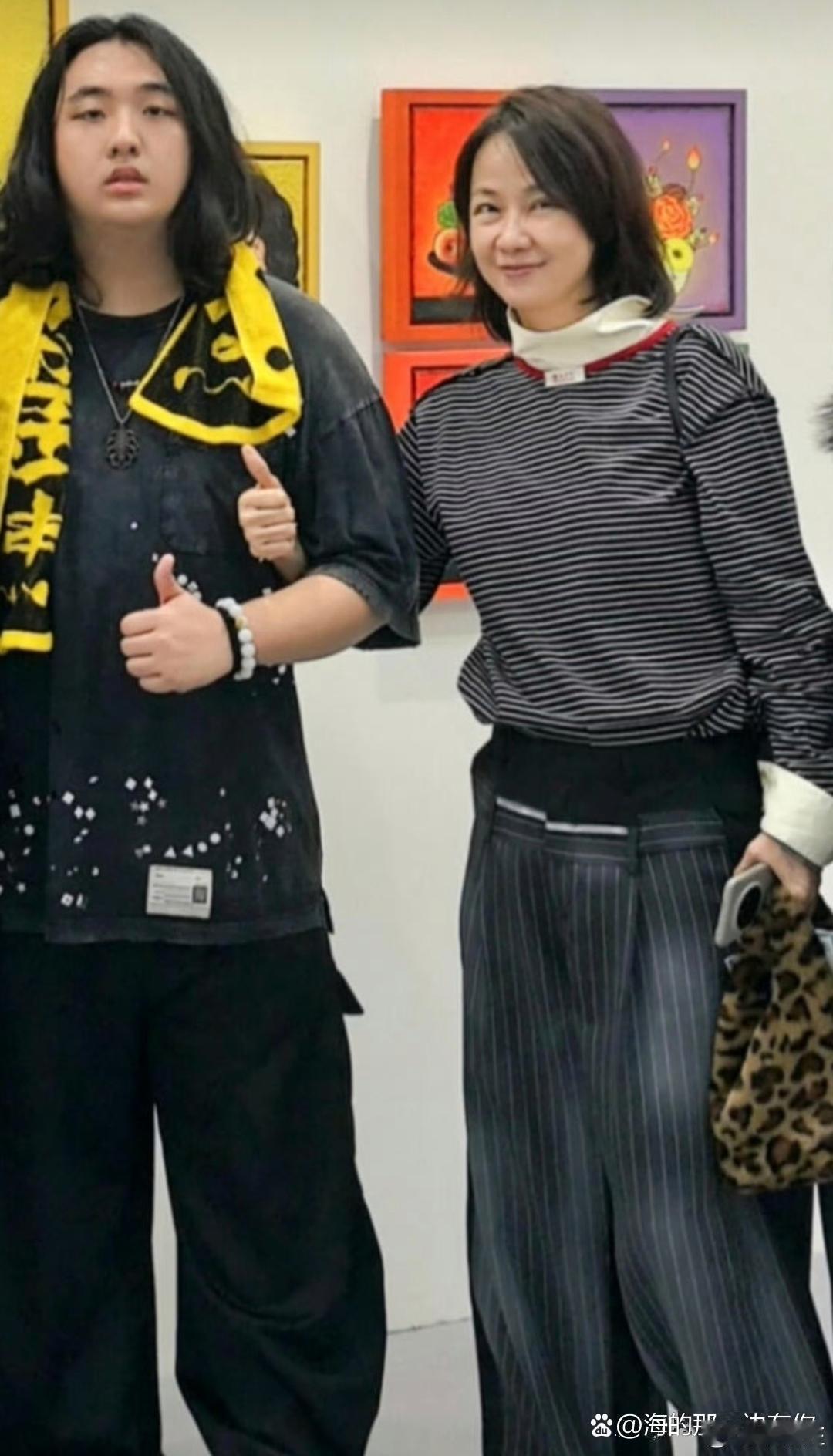 吴镇宇儿子费曼跟妈看展啦，17岁的费曼个头老高，妈妈王丽萍难得露面，气质超优雅。