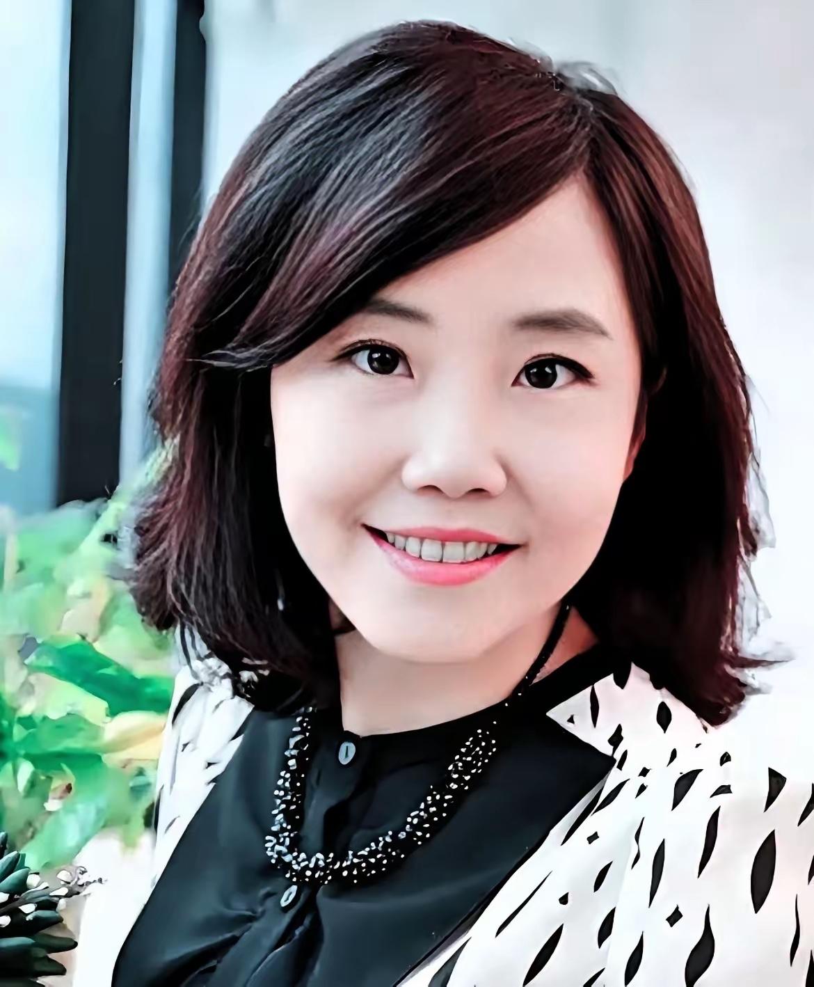 尹乃菁要离职了，但却给郑丽文留下了一句狠话："等妳找到人了，我就走。"这话听