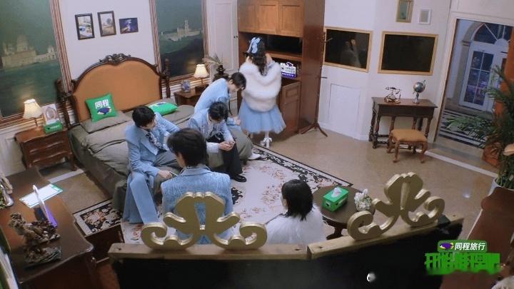 刘宇宁问张凌赫为什么叫王赫还有刘宇宁没冲到的浪开始推理吧刘宇宁指着“老公王.赫