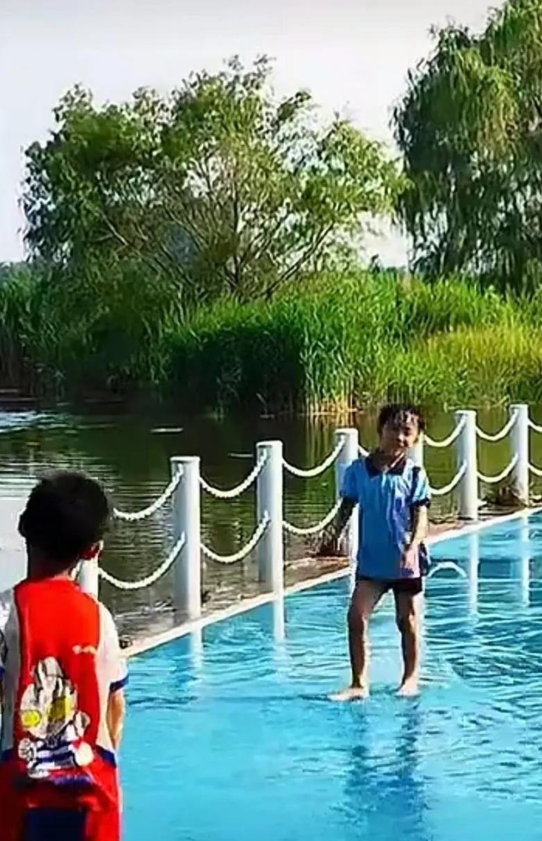 家人们，石家庄滹沱河子龙大桥下的漫水路漫水啦，简直是免费的水上游乐场，快冲！炎