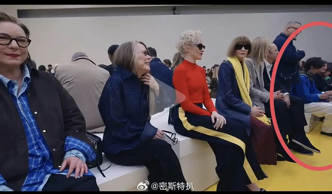 王一博去年坐在CEO旁边，今年被移走了，被移到另一排了