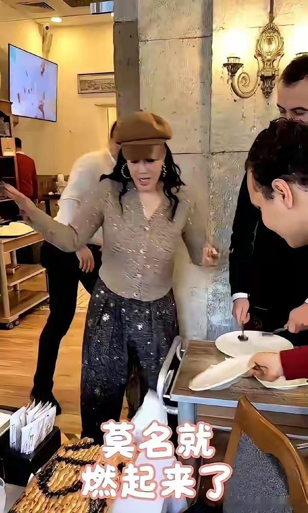 钟丽缇机场索吻7次，张伦硕全躲了！就在三亚机场，55岁的她踮脚凑上去，小12岁的