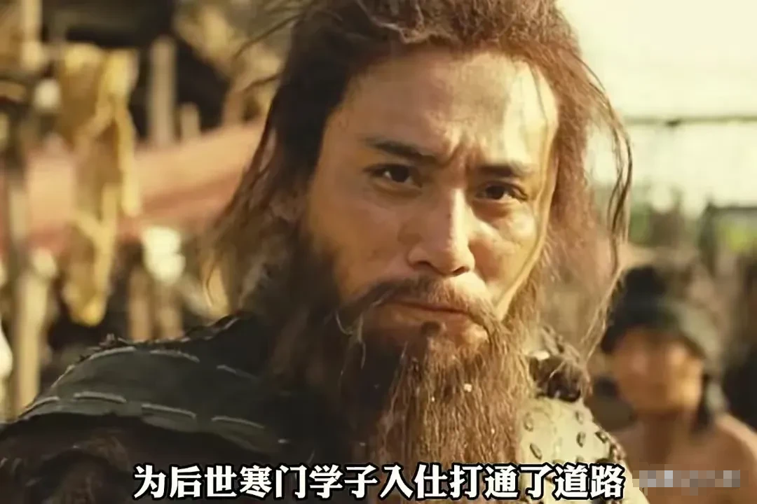 黄巢曾多次踏入科举考场，却屡屡名落孙山。一次意外的交谈中，他与门阀士族子弟展开对