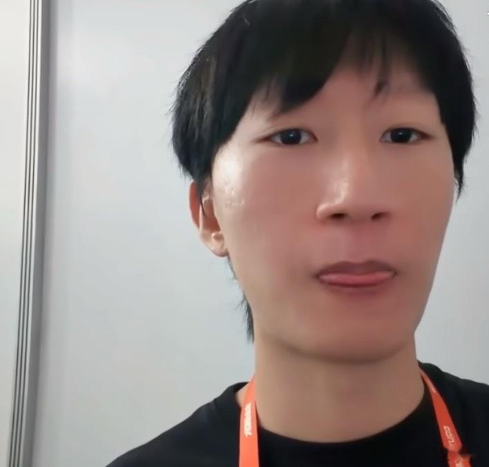 前两天嘉年华，电棍直播间弹幕问为啥不回YYF的弹幕电棍：不是我不回应，我是怕影响