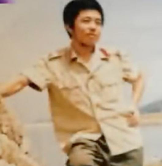 “我是因公吸毒啊！”2006年，因卧底而染上毒瘾的宋名扬提前退休，虽然公安部门为