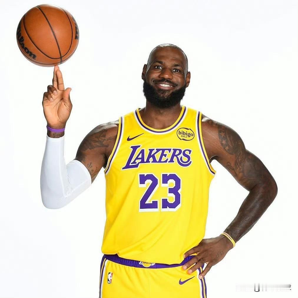 完整体湖人终于来了！今天湖人队没有比赛，但组织了对抗训练。据主教练雷迪克透露