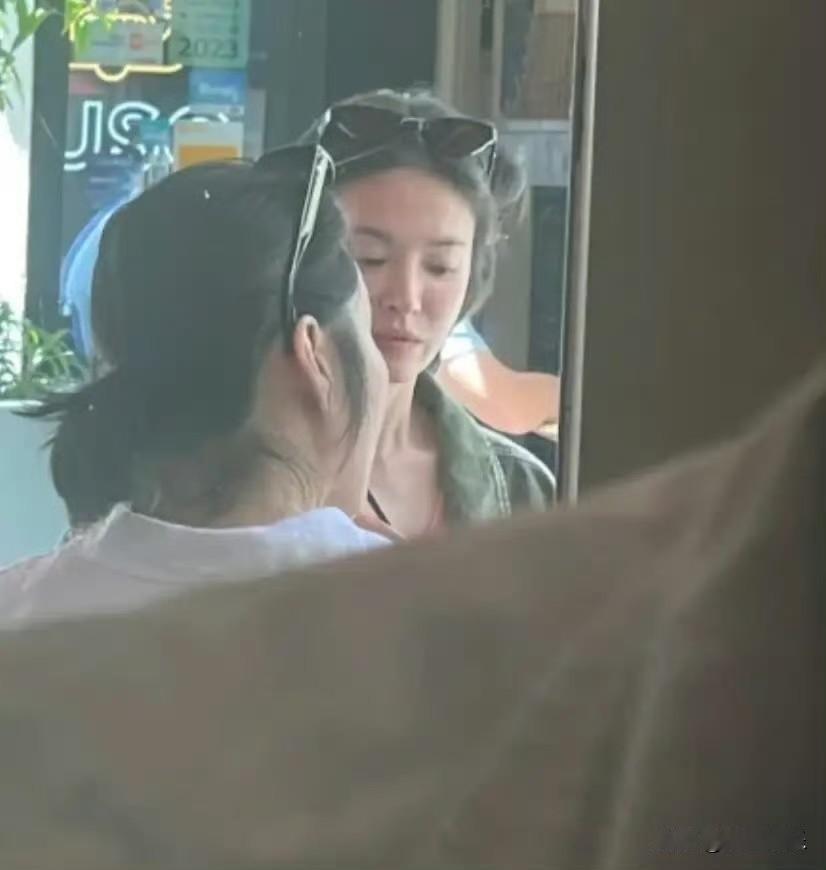法国餐厅偶遇到宋慧乔，素颜示人的她没有网上夸的那么年轻女神路人镜头下正在用餐的