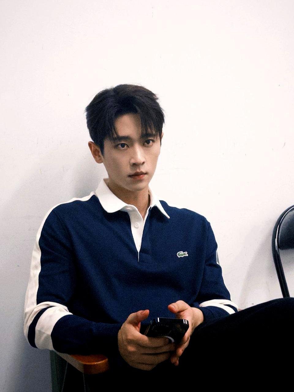 上一秒还把奏折砸人脸上，下一秒眼神就变得像小狗一样委屈。别被《成何体统》这