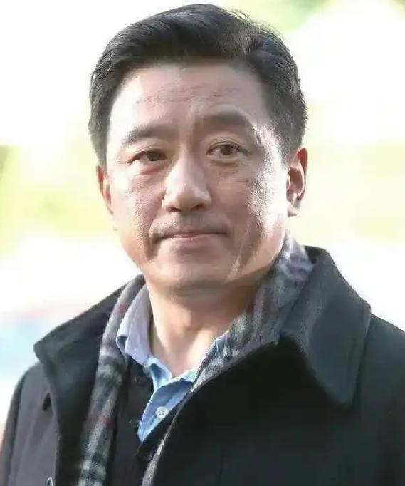 拍了70%的戏，男主角以为拿捏住了剧组，当场罢演要加钱。导演陈国军脸一沉：换人！